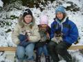 Den første vintersnøen er kommer. Kaniner og jenter koser seg ute. 
Fra venstre Karen Sofie/Diamond, Ida/Arn og Thea/Brownye.