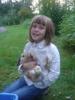 Ida koser seg i hagen til Hilde , altid en masse kaniner man kan kose seg med 