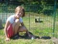 Ida koser seg med kaninene i sommerferien 